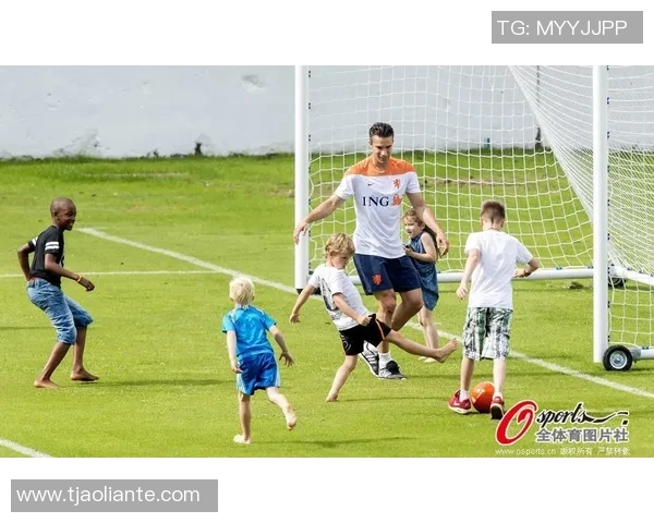 足球明星不慎绊倒女儿引发热议家庭温情瞬间感动网友 足球明星不慎绊倒女儿引发热议家庭温情瞬间感动网友